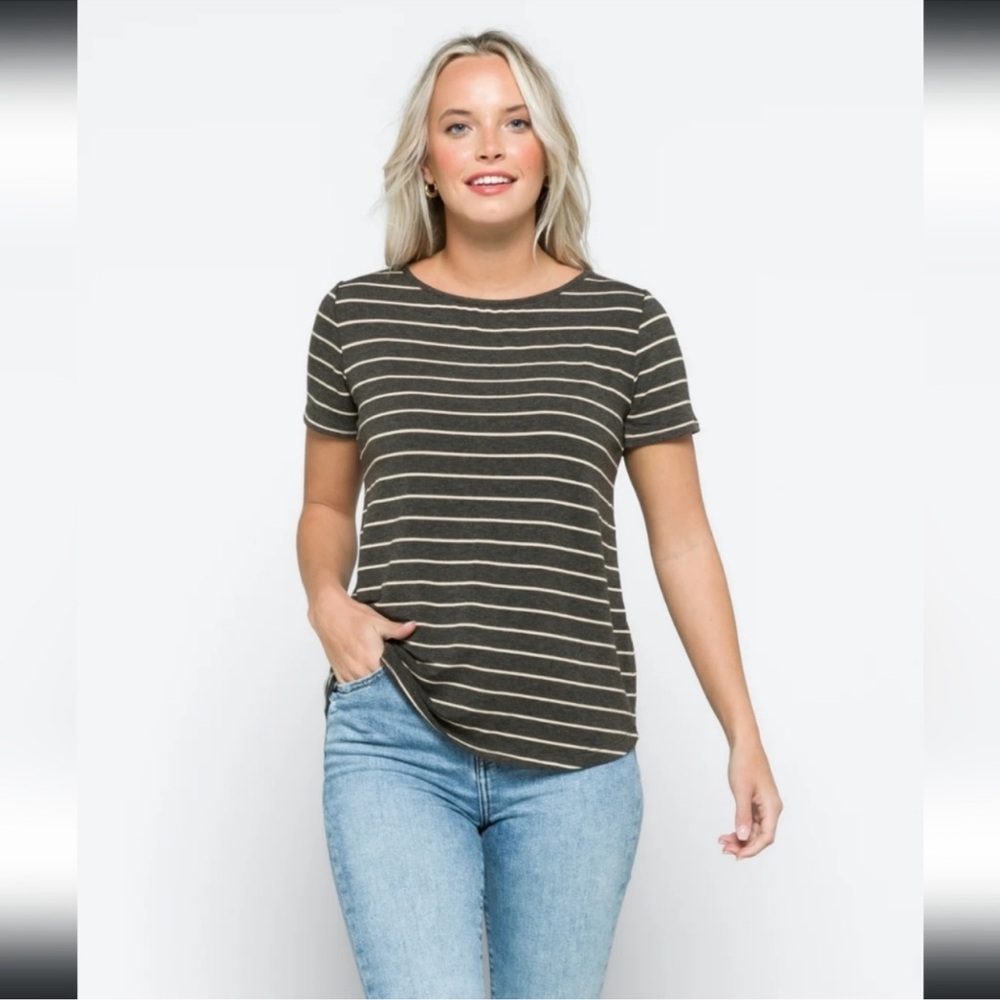 PINK CLOVER Daisee Button Back Detail Knit Tee in Gray